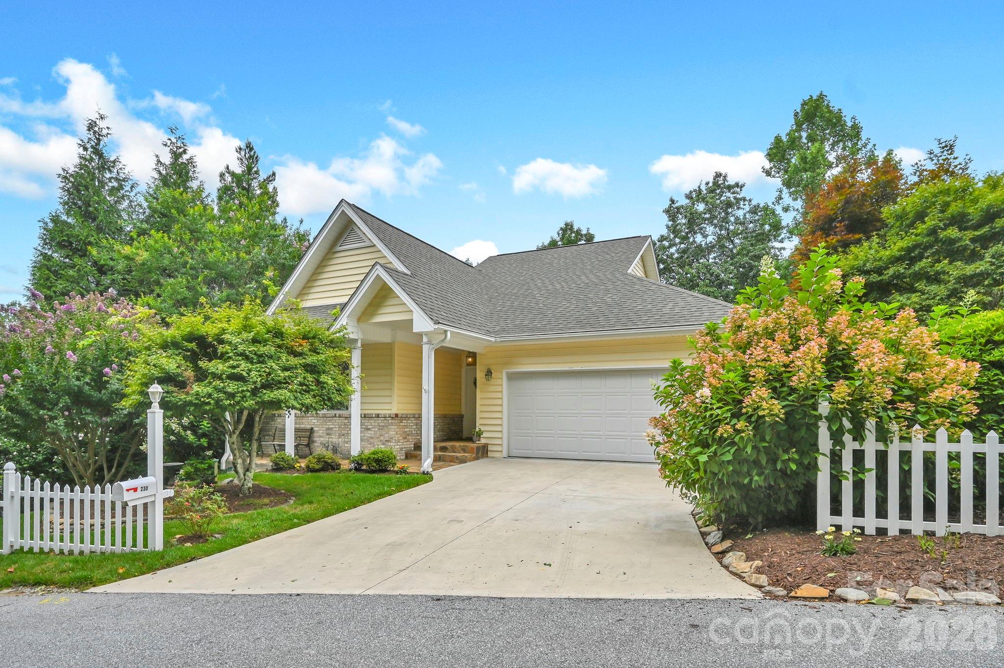 230 Carriage Summitt Way, Hendersonville