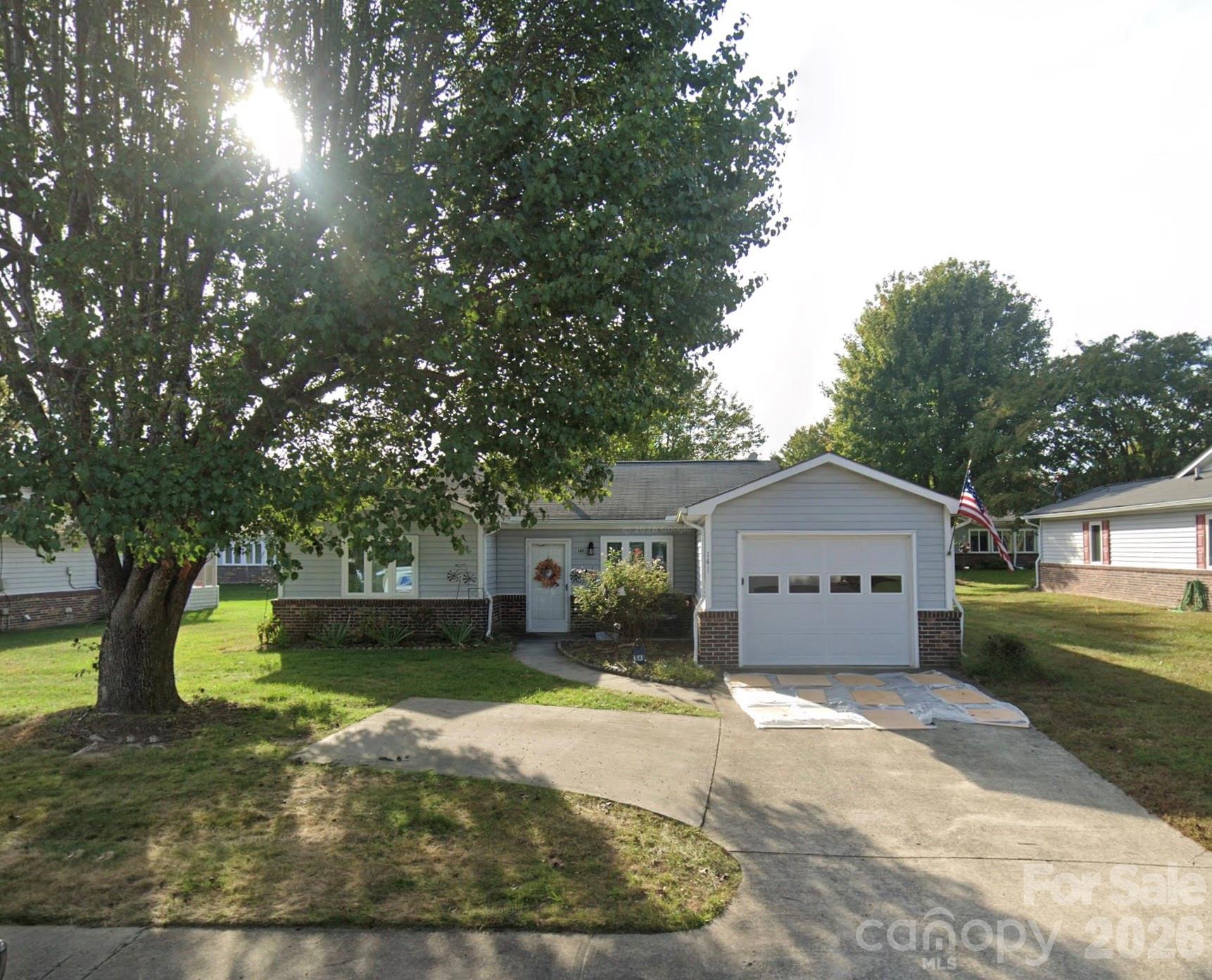 141 Derbyshire Drive, Hendersonville